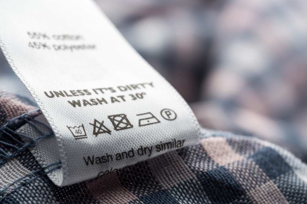 Pyykin pesuohje kertoo oikean pesuohjelman ja pesulämpötilan. Lisäksi siinä on ohjeita pyykin kuivaamisesta ja silittämisestä.