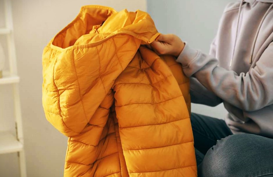 Untuvatakin pesuohje kertoo takin oikean pesulämpötilan ja kuivaustavan. Ennen pesua untuvatakin vetoketju laitetaan kiinni. Lopuksi takki käännetään vielä nurinpäin.