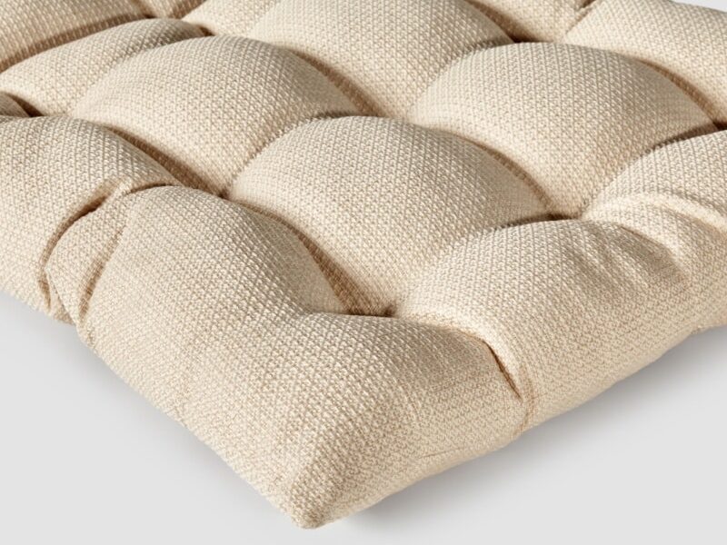 Pihakalusteiden vaaleiden pehmusteiden pesu kannattaa tehdä vähintään kerran vuodessa. Pese pehmusteet pesukoneessa aina, kun pesuohje sen sallii.