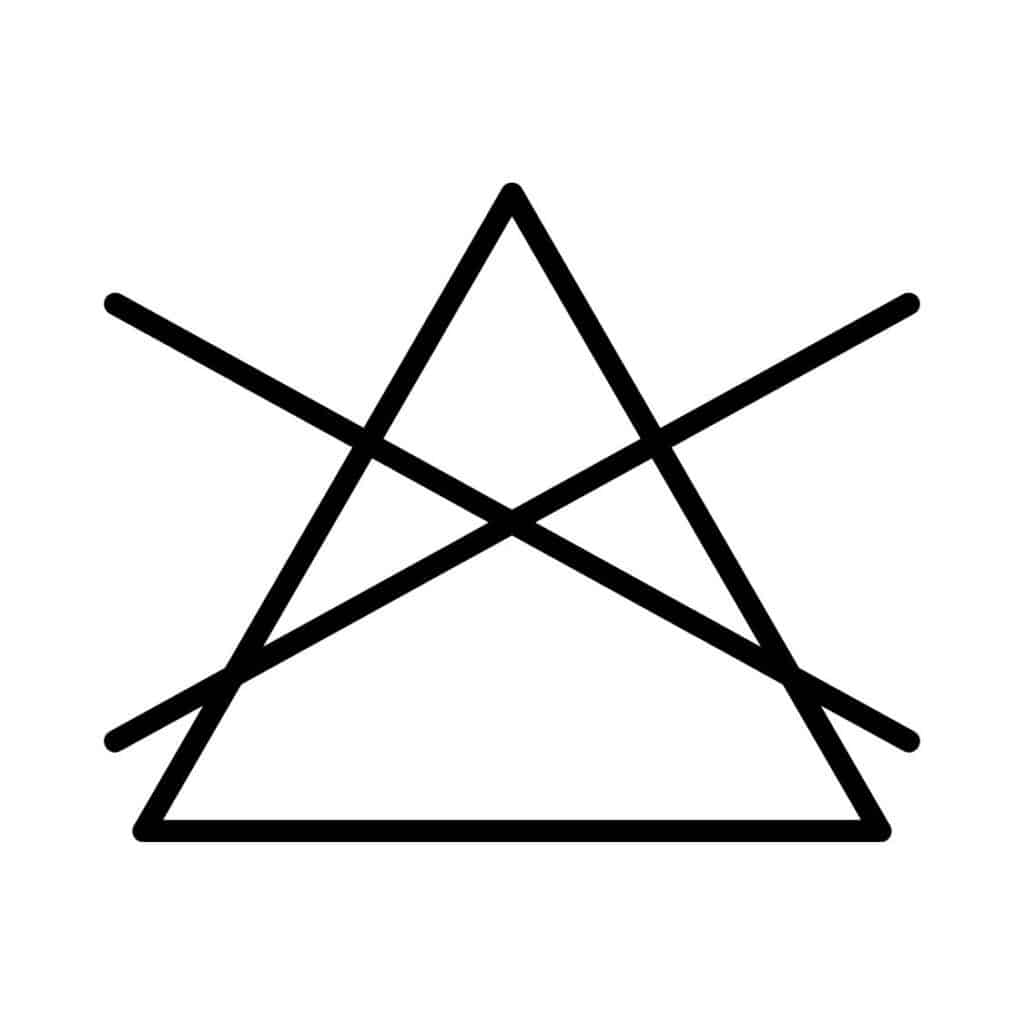 Vaatteiden pesuohjemerkinnöissä kolmio on valkaisun merkki. Kun kolmion päässä on ruksit, vaatteiden valkaisu ja klooripesu on kielletty.