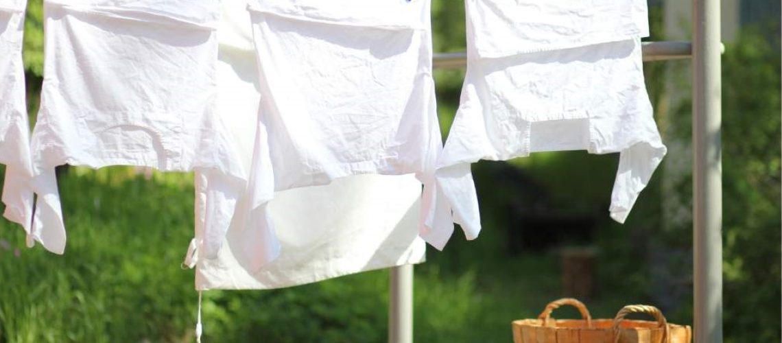 Pyykin hajunpoisto onnistuu liottamalla pyykkiä etikkavedessä sekä tuulettamalla. Muut hajunpoistovinkit tässä pesuoppaassa!
