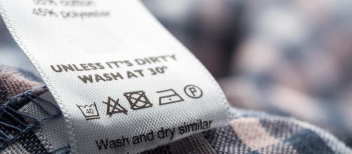 Pyykin pesuohje kertoo oikean pesuohjelman ja pesulämpötilan. Lisäksi siinä on ohjeita pyykin kuivaamisesta ja silittämisestä.