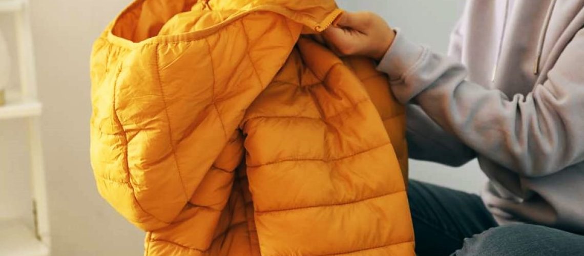 Untuvatakin pesuohje kertoo takin oikean pesulämpötilan ja kuivaustavan. Ennen pesua untuvatakin vetoketju laitetaan kiinni. Lopuksi takki käännetään vielä nurinpäin.